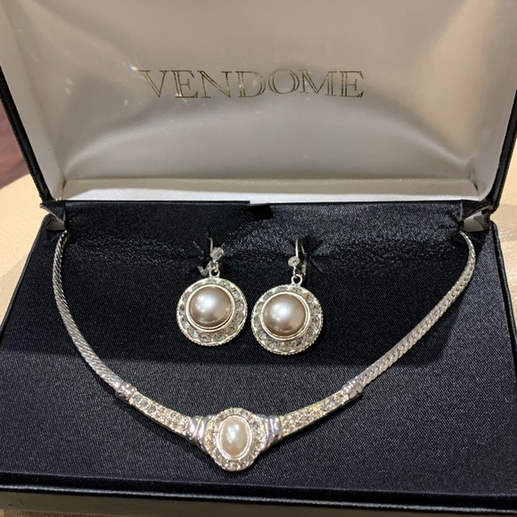 Gorgeous Silver plated Necklace set - Picture 2 of 2